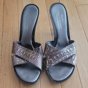 Donald J. Pliner Black and Brown Mules Modern Leather Design